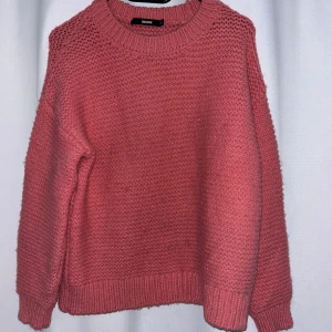 Stickad rosa tröja - En stickad tröja i XS från Bikbok💕 Den är oversized och har används av mig som brukar ha storlek M😋