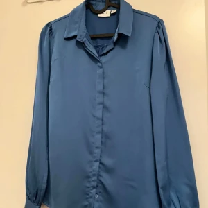 blå blus  -  bara hängt i garderoben på senaste, inga defekter, bra pris!  