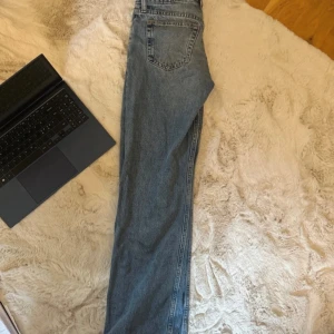 Weekday arrow jeans - Ett par jättefina jeans som är använda 1 gång storlek W24 L32