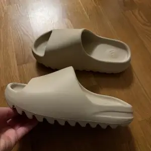 Adidas Yeezy Slides Helt nya Har inte blivit använd