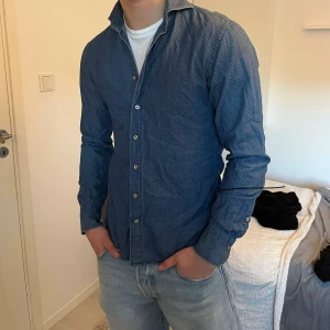 Stenströms skjorta  - Säljer en snygg blå skjorta från Stenströms. Den har ett prickigt mönster och är långärmad med knappar hela vägen ner. Passar perfekt för både vardag och fest. Den har en normal passform och är i nyskick. Nypris 1049kr 