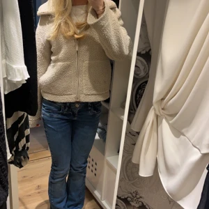 Teddy jacka  - Säljer min Teddy jacka för den inte längre kommer till användning🌸 Köpte den på Plick för 400kr💗