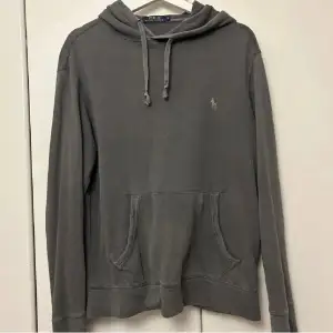 En skön raulph lauren hoodie i storleken Small. Skicket är väldigt bra, samtidigt som den är nägot använd. Mitt pris är 450 men det kan diskuteras.