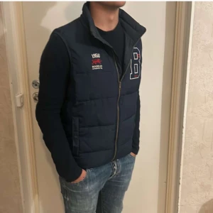 Bondelid väst - Säljer denna as feta Bondelid väst. Storlek S, köp för endast 399. Hör av dig vid frågor eller funderingar!