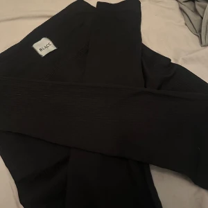 träningstights - ribbade svarta träningstights från blacc väldigt sköna👌🏻.   80kr + frakt
