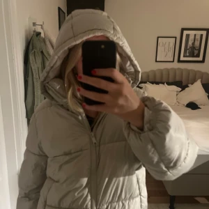 Jacka H&M - vinterjacka från hm i storlek S, använd fåtal gånger då jag har likadan i svart. ordinarie pris 500kr