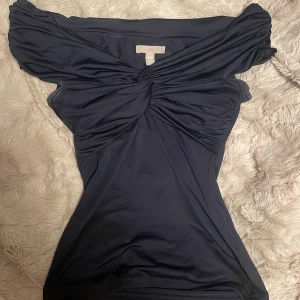 Trendig topp - Så fin mörkblå offshoulder topp🤍slutsåld på hemsidan! Jättefint skick!!