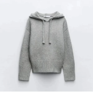 stickad hoodie - säljer denna as snygga hoodien som tyvärr inte kommer till användning. den är k storlek m men sitter som en s/xs💋 skriv för bilder/frågor🔥❤️