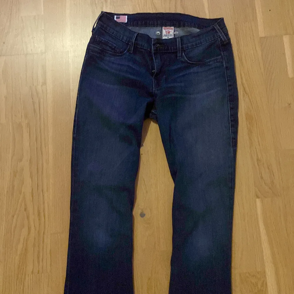 Säljer dessa true religion jeans eftersom de är för stora för mig! De är bootcut/flare 🤔 Säljer också för ganska billigt för att jag vill ha dem sålda, kontakta för mer information, bilder eller mått! Fickorna där fram öppnar tyvärr inte! . Jeans & Byxor.