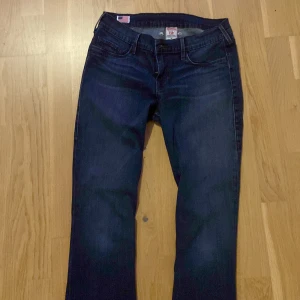 True religon jeans - Säljer dessa true religion jeans eftersom de är för stora för mig! De är bootcut/flare 🤔 Säljer också för ganska billigt för att jag vill ha dem sålda, kontakta för mer information, bilder eller mått! Fickorna där fram öppnar tyvärr inte! 