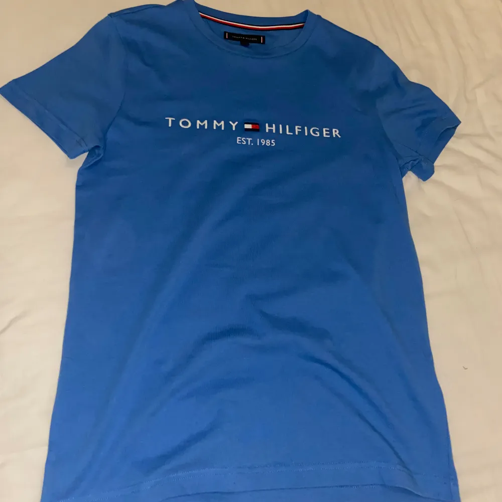 Oanvänd ny Tommy Hilfiger T-shirt i storlek S. T-shirts.