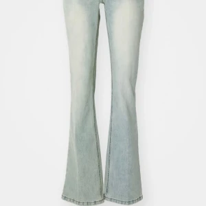 Jaded London Lågmidjade jeans - Lågmidjade jeans från jaded London som är oanvända. Säljer + frakten. Hör av er vid fler frågor💗