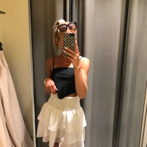 Svart linne - Superfint svart linne i satin från BikBok. Använd fåtal gånger så i fint skick. Storlek XS🖤