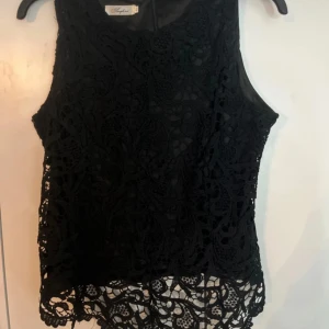 Kort ärmad blus  - Säljer denna fina svarta blus. Säljer den eftersom den är lite för stor för mig. Helt oanvänd utan prislapp