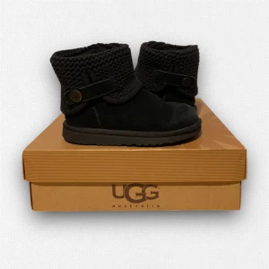 Ugg | Darrah Boot - Jättefina uggs med stickade detaljer! Några tecken av användning men fortf bra skick. Storlek 33 men skulle påstå att den passar något större, skriv om ni har frågor! (Obs box ingår ej)