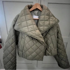 Grön jacka  - Sjukt snygg jacka med jätte najs passform, perfekt till hösten i jätte fint skick, skriv för fler bilder eller frågor! Mitt pris kan diskuteras💕