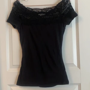 Spetstopp  - Spets T-shirt från H&M, inga defekter eller liknande, hör av er vid frågor eller annat💞