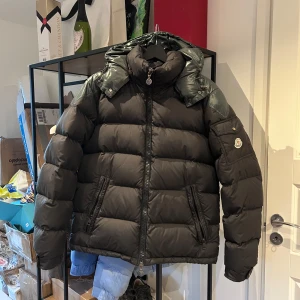 Moncler Chevalier - Moncler Chevalier i okej skick, lite wear på armarna som syns samt lite på insidan men inget som märks av vid användning. Nyligen kemtvättad så väldigt fin i materialet, storlek 2 passar M, nypris 12.000kr mitt pris 4500 men tar emot rimliga bud!