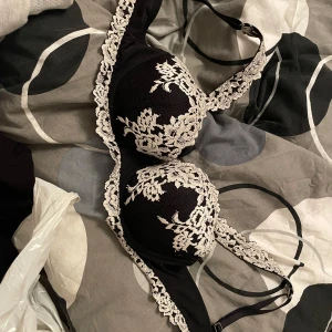 Intimissimi behå - En snygg och knappt använd intimissimi behå köpt i fel storlek. I storlek 75B är en balconettebehå Sofia Pretty Flowers, ny pris för behån är ca 500 kr