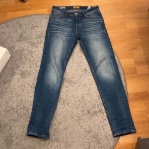 jack & jones jeans - jack & jones tapered mike jeans som är i nästan nyskick då jag inte tyckte dom passade min stil. Hör av er vid frågor!