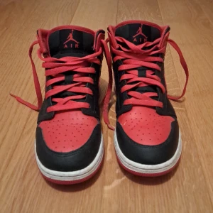 Röd svart Jordan 1 mids (alternative bred)  - Den hära sorten Jordan 1 mids kostar runt 1500 kr nytt och jag säljer dem för bara 700kr i bra skick