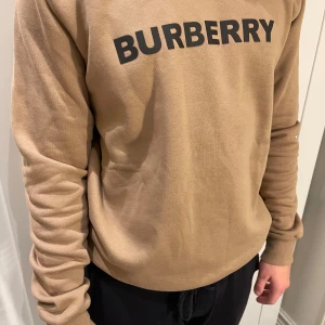 Tröja - Burberry - Tja, säljer min oanvända tröja från Burberry, i storleken passar den en M/L. Kom privat för mer frågor🫡