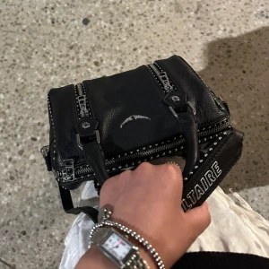 Zadig & Voltaire väska - Säljer min älskade sunny väska som tyvärr inte kommer till användning längre.   Köpt förra sommaren i Cannes och väskan i sig är i väldigt bra skick men silvret har ändrat färg på vissa ställen men inte alls märkbart! Ny pris 4 300