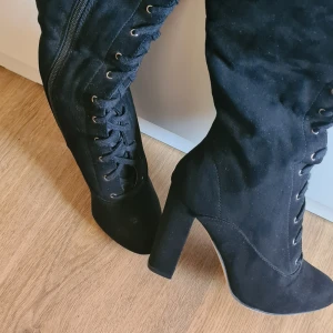 Stövlar i mocka  - Aldrig använda Har legat i en kartong i förrådet inne. Såg dock en liten skada på ena skon längst fram men inget som stör.