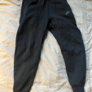 Nike Tech Fleece joggers  - Nike tech mjukisbyxor 9/10 skick använt fåtal gånger då de inte är min stil   Säljer för rätt billigt då jag köpte dem för 1100 Pris kan diskuteras 