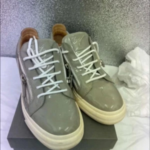 Giuseppe zanotti gråa sneakers  - Storlek 43, skick 8/10 gråa Giuseppe zanotti skor väldigt stiliga och laidback. Har till och med dust bag och boxen är fortfarande i perfekt skick också kommer det med dustbag.Priserna kan diskuteras