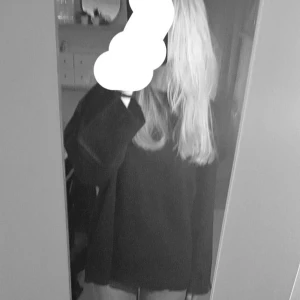 Stickad tröja  - Säljer stickad tröja utan defekter, pris kan diskuteras och fler bilder kan skickas privat!!