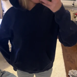 Gina Tricot Marinblå hoodie  - Marinblå hoodie från Gina tricot, bra skick, strl s, nypris 360kr, pris kan diskuteras dm för mer💕