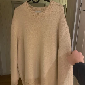 Stickad tröja - Riktigt schysst stickad tröja nu till hösten, bara att höra av dig vid frågor!