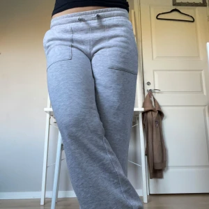 Gråa byxor från lager  - Fina mjukis från lager 157. Står tyvärr ingen storlek vad jag kan hitta men jag tror det är i XS. Det har en liten fläck på ena benet, det syns inte så myxket  men viktigt att veta💖