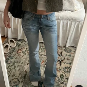 lågmidjade jeans - Säljer då de inte passade mig! i bra skick men lite slitna längst ner! midjemåttet är 38 cm och innerbenslängden 84 cm.
