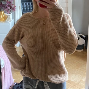 Stickad beige tröja - En mysig stickad tröja från Nakd!  Jättebra skick!! Inte nopprig. Nypris 299kr
