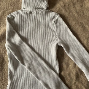 Ribbad polo - Använd 1 gång men inte min stil. Sitter tight och jätteskön!💗