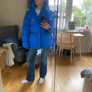 Fjällräven down lite jacka - Säljer då jag har en annan. Passar lite stort på mig som brukar ha S-M hade nog suttit perfekt på M-L speciellt om man har en tjocktröja på sig. Köpt för 6999kr priset är självklart diskuterbart