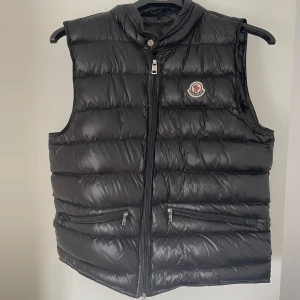 Moncler väst - Säljer denna väst som knappast är använd. Funkar till både tjejer och killar. Bara att skriva för fler bilder eller för annat pris .