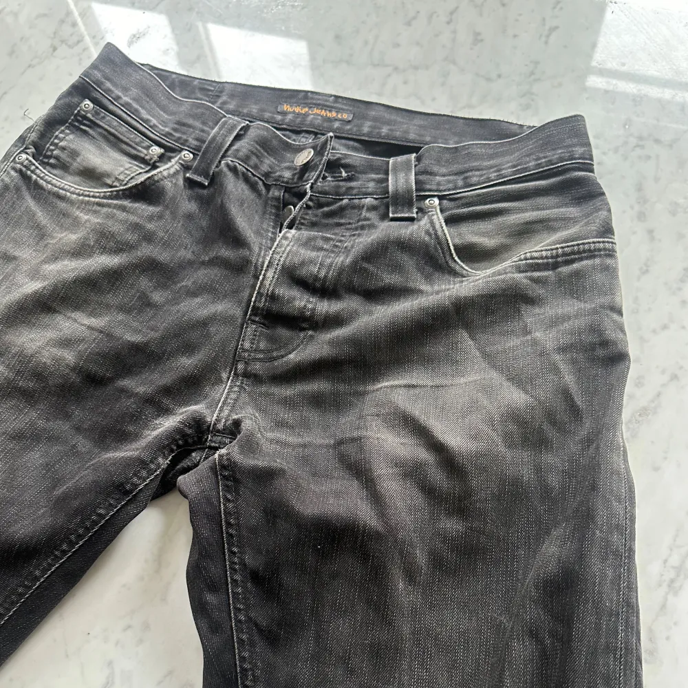 Ett par riktigt riktigt schyssta jeans från Nudie .modellen är ”steady eddie” . W33 L34. Fint skick. nypris 1500kr, köp för endast 349kr.  Fast pris gäller🤝. Jeans & Byxor.