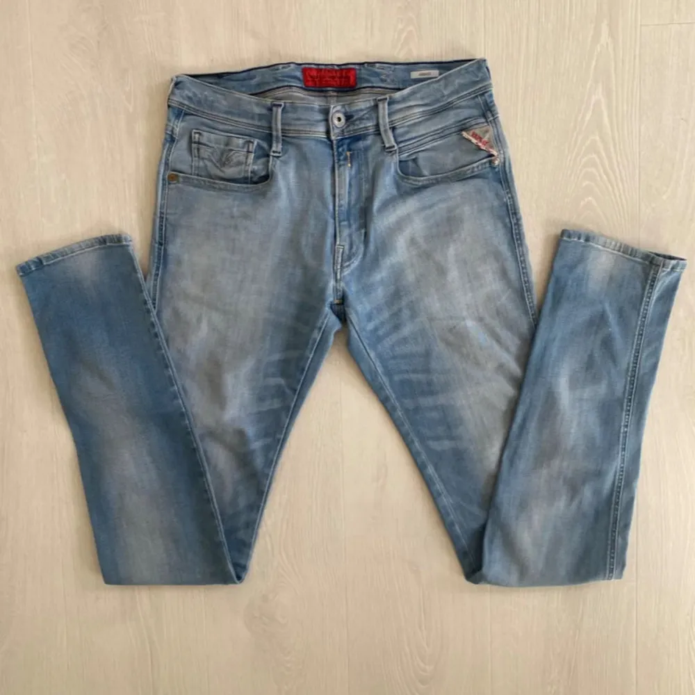 Säljer ett par jeans från Replay | 9/10 skick | Storleken är W31/L36 men jeans är förkortade till W31/L33 som motsvarar 115cm på benlängden | Hör av er vid funderingar! Kan gå ner i pris vid snabb affär!. Jeans & Byxor.