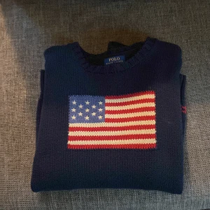 Ralph lauren tröja  - En skön tröja från Ralph lauren som är lite tjockare och passat perfekt till dig som inte vill frysa till hösten och vintern. Den här inga defekter och är inte använd så mycket. Den passar folk som är 175 till 180 cm lång 