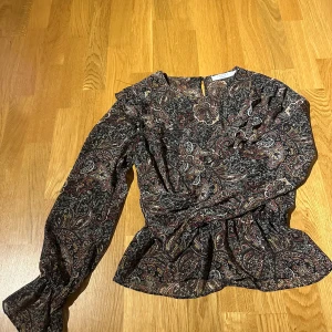 Fin mesh blus - Mesh blus med detaljer vid ärmar och byst
