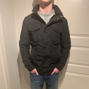 J.Lindeberg Field jacket - Trendig J.Lindeberg fieldjacka! | Utmärkt skick finns typ inga tecken på användning! | Storlek S. | Nypris runt 3-4tusen! | Ställ gärna frågor innan du köper!