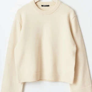 Stickad tröja - Så skön vit tröja från Gina tricot, perfekt nu till hösten!! Använd fåtal gånger så den är i nyskick!!💗💗