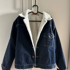 Fodrad jeansjacka - Endast använd ett fåtal gånger 