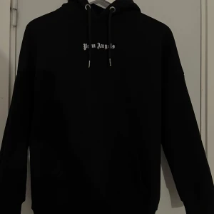 Palm angels Hoodie  - Palm angels Hoodie, jätte skön och tjock, säljer för den inte kommer till användning längre, unisex, inga defekter alls