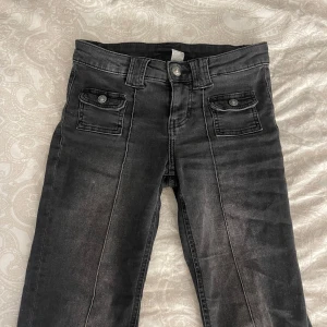 Low waist jeans  - Säljer dessa skit snygga och eftertraktade jeans från hm. Säljer dom då dom är förstora för mig, ser även helt nya ut💕