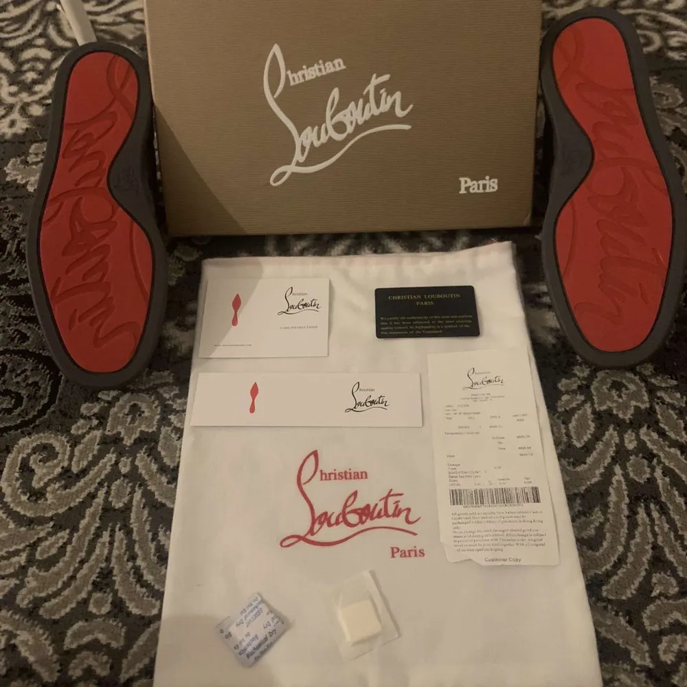 En mycket vacker Louboutin som är i färgen grå och som är helt ny och oanvänd. Den gråa färgen och den röda sulan är perfekt för varandra och kommer få dig att skina🤩Den är i storlek 44. Ifall du har några frågor är det bara att fråga på☺️. Skor.