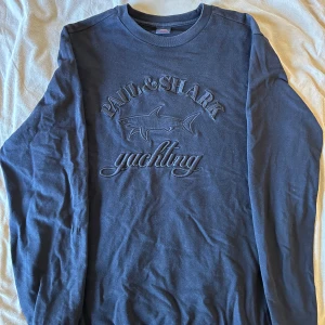 Paul Shark - Storleken är L men passar dig perfekt som har storlek M. Det är broderad text.🤝 8/10 condition